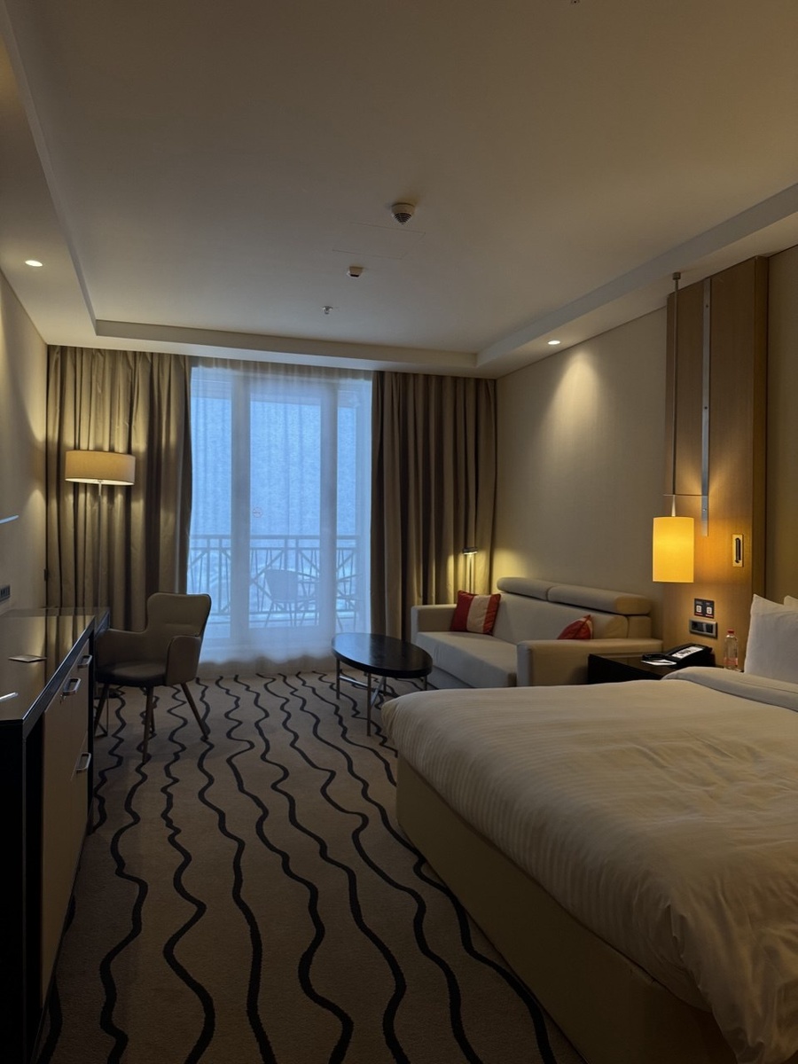 Стандартный номер отеля и вид на зимнюю сказку с балкона.