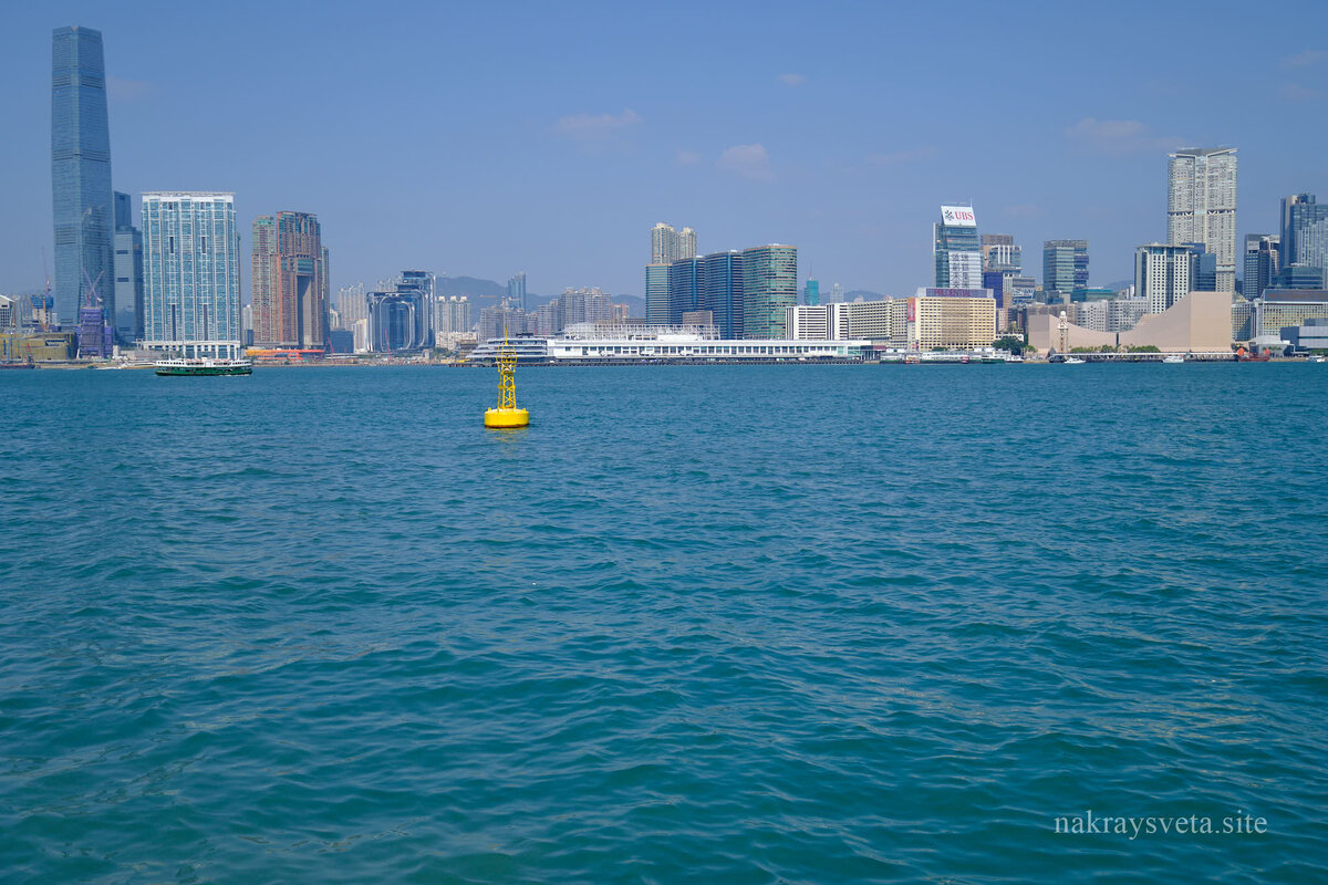 Порт Гонконга — один из самых загруженных в мире. Его название переводится как «благоухающая гавань», и появилось оно благодаря ароматной древесине, которой здесь торговали много веков назад