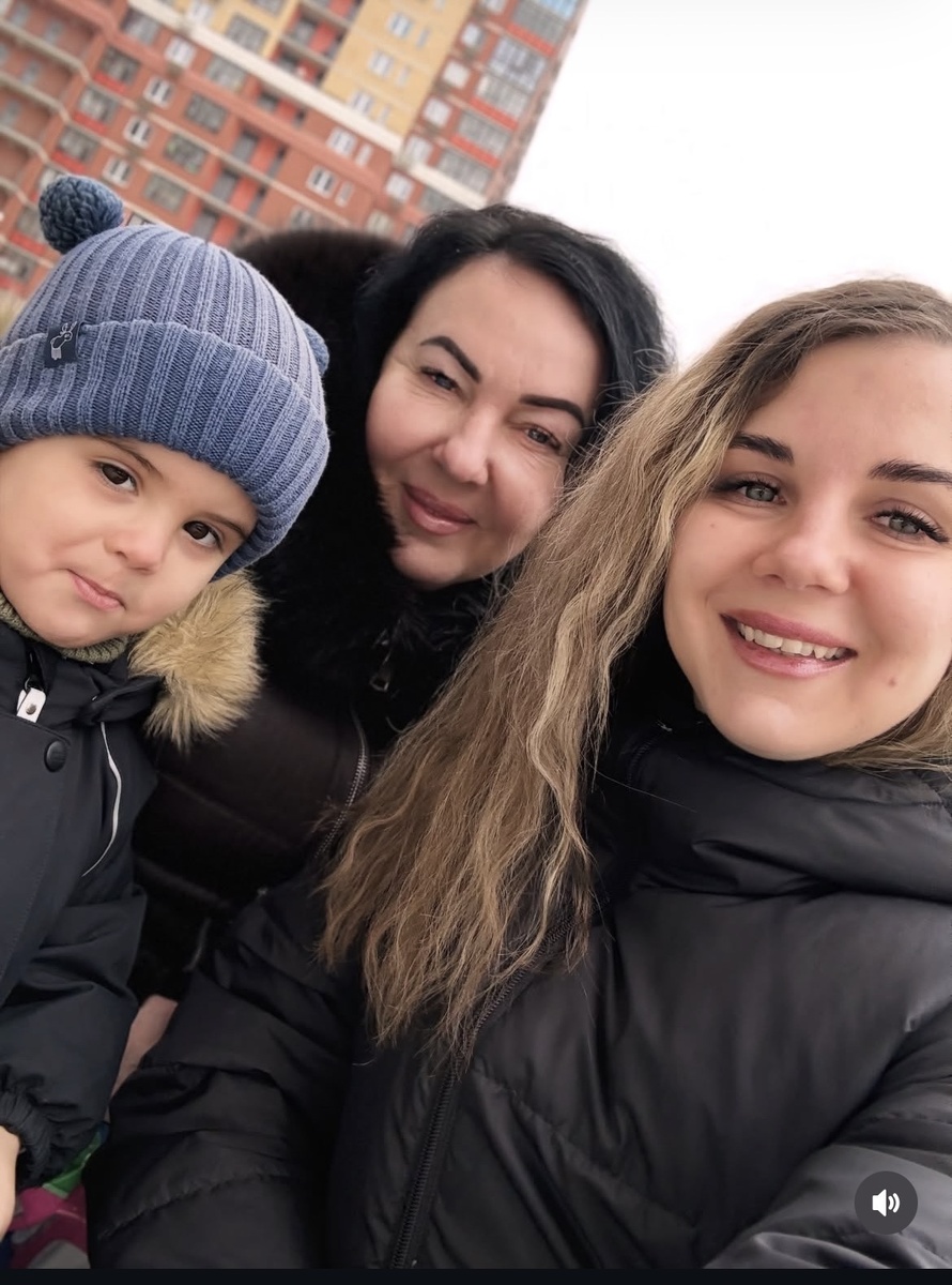 С дочерью и внуком.