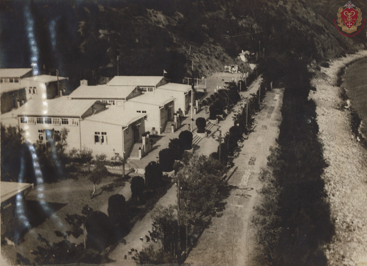 Фотография из альбома «Артек» Всесоюзный пионерский лагерь им. З.П. Соловьева. Крым- Гурзуф. Исполкома СОКК и КП и ЦК ВЛКСМ» (1934 г.).