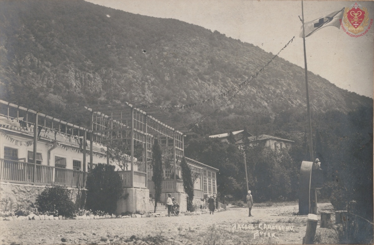 Фотография из альбома «Артек» Всесоюзный пионерский лагерь им. З.П. Соловьева. Крым- Гурзуф. Исполкома СОКК и КП и ЦК ВЛКСМ» (1934 г.).