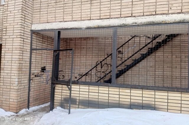    Через этот запасной выход похититель, по версии следствия, вынес девочку в сумке. Фото: Фото автора