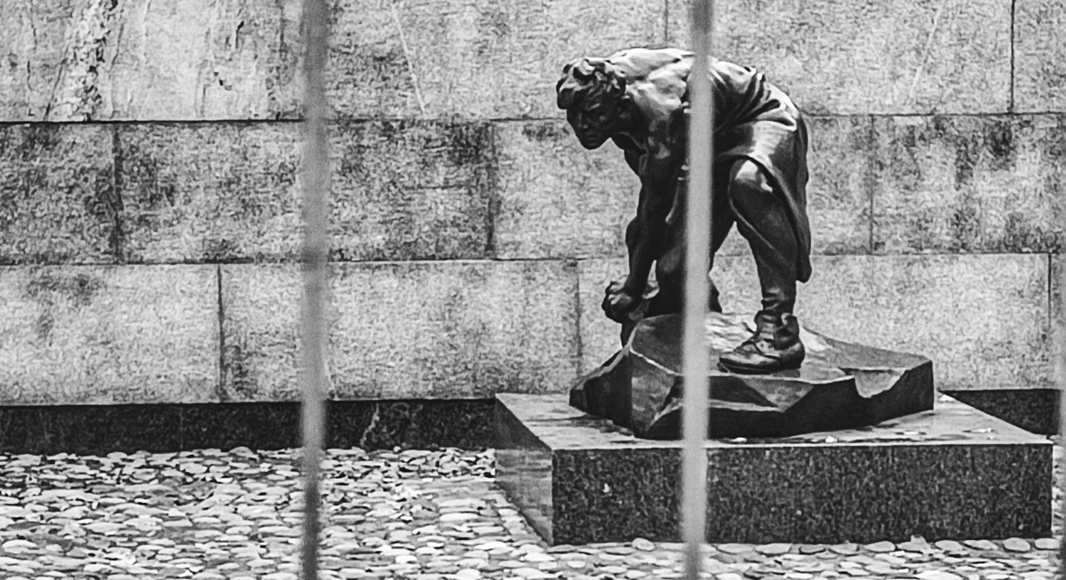 Даже памятник "Булыжник оружие пролетариата" оградили решеткой. Фото автора