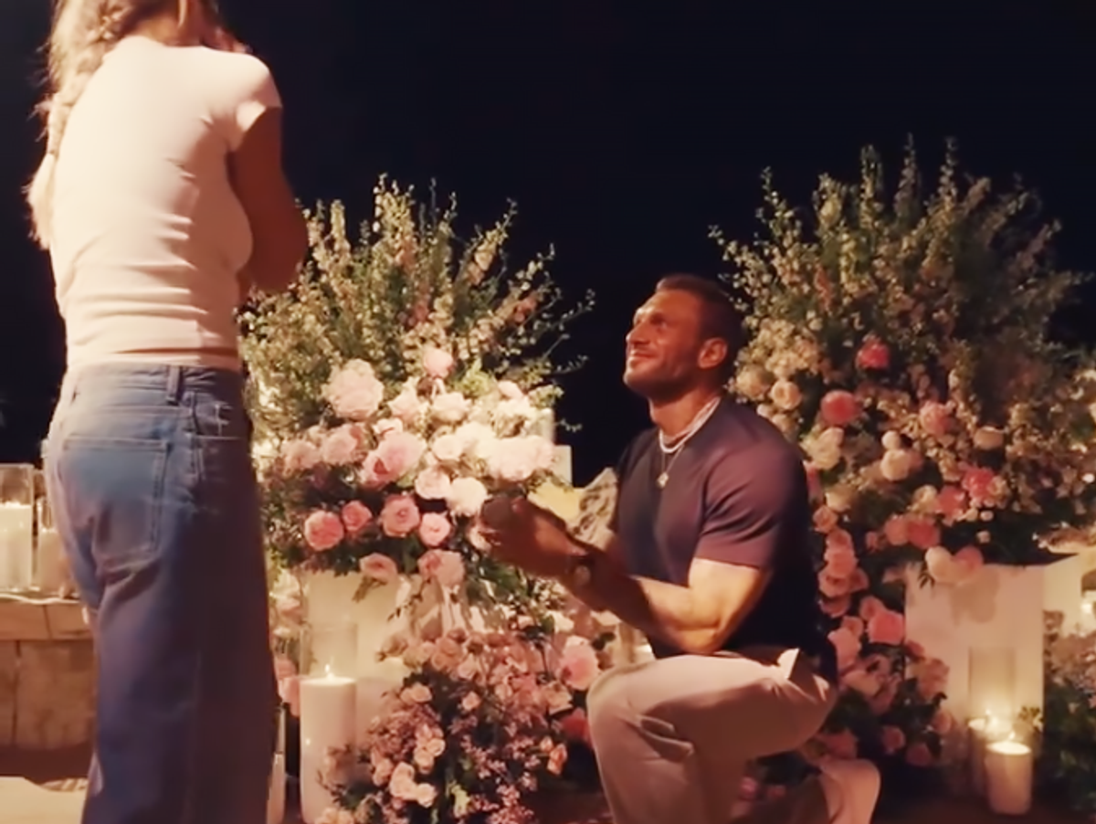   Георгиос Франгулис делает предложение Арине Соболенко. Кадр видео | © Соцсети Арины Соболенко