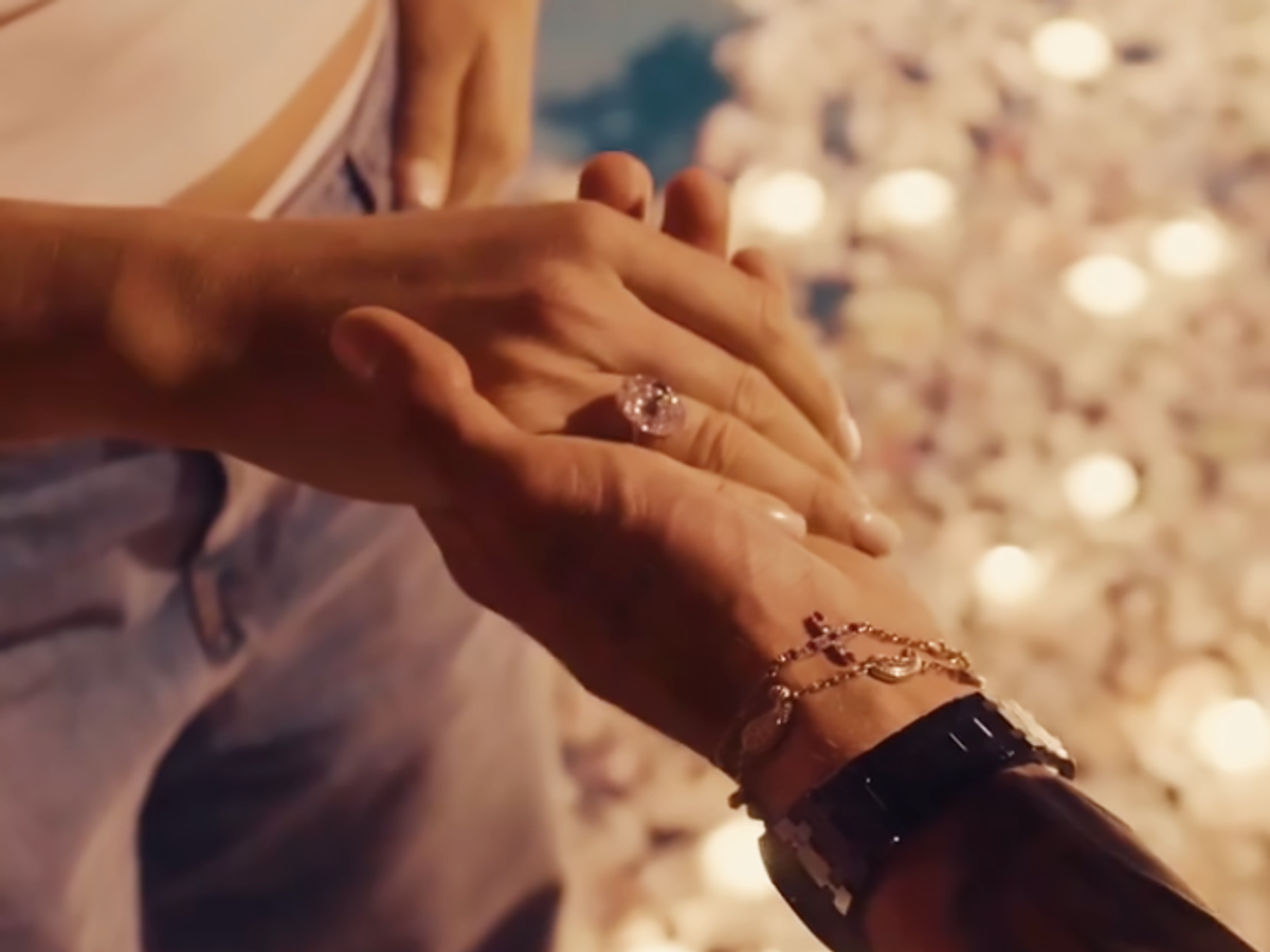    Помолвочное кольцо Арины Соболенко. Кадр видео | © Соцсети Арины Соболенко