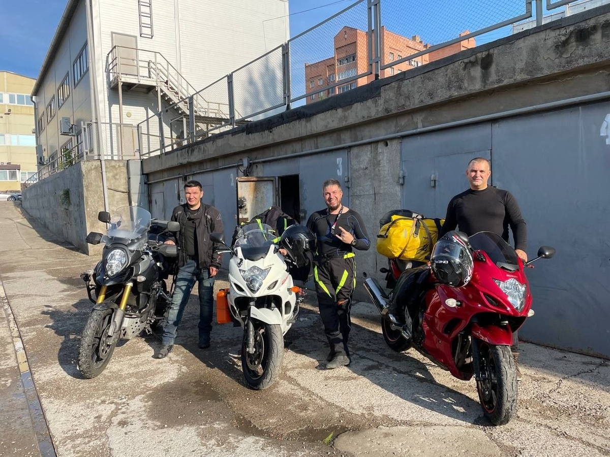 Выезд. Я - слева.