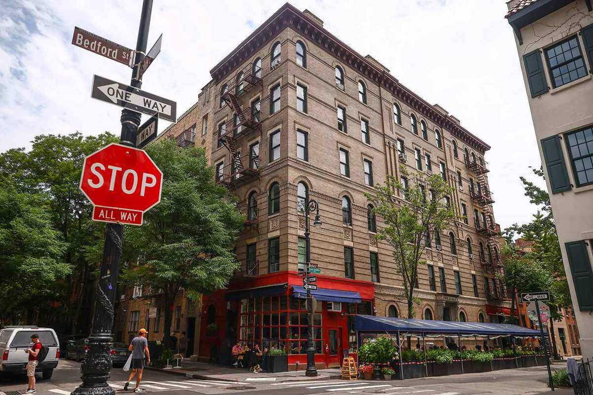 Нью-Йорк, Бедфорд-стрит, 90. Фасад здания, где жили герои сериала "Друзья"