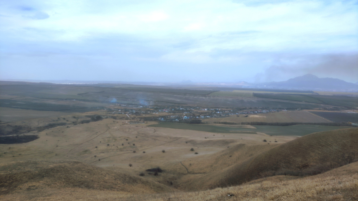 Вид со спуска с горы на Верблюд
