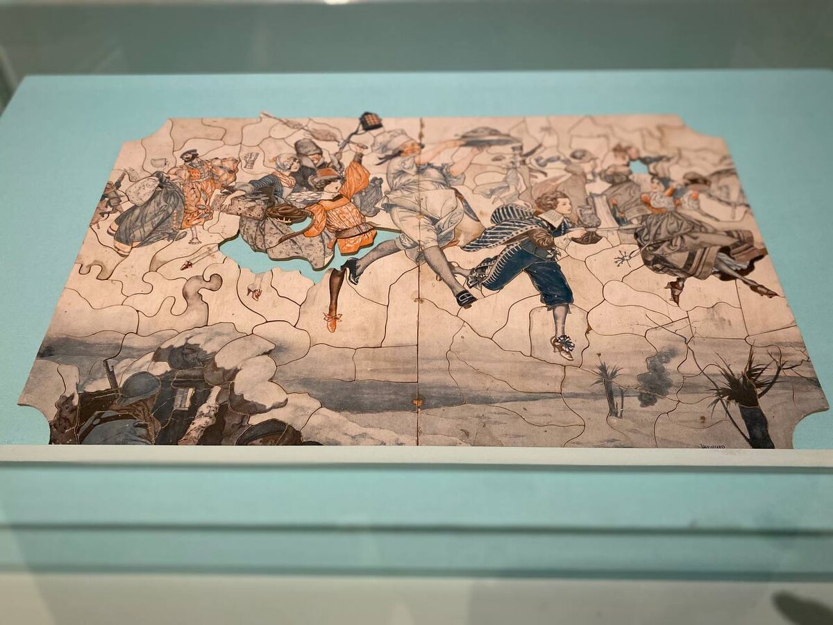 «Солдаты в окопе и видения карнавала». Игра настольная. Франция, Париж. 1910-е. Бумага, дерево; цветная печать. 1910-е. Из коллекции ГМЗ «Царское Село»