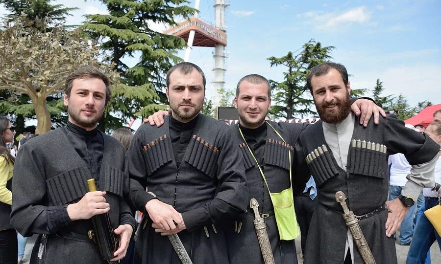 Почему в Грузии друга называют «братом», а подругу — «сестрой»?