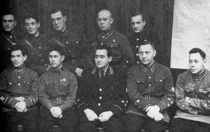 Группа руководящих работников аппарата ОГПУ и НКВД. Сидят: первый слева - Н.И. Ежов, третий слева - Я.С. Агранов.  Фото из открытых источников