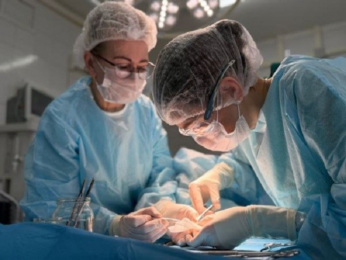    Врачи в Ижевске восстановили пациенту откушенный нос из уха