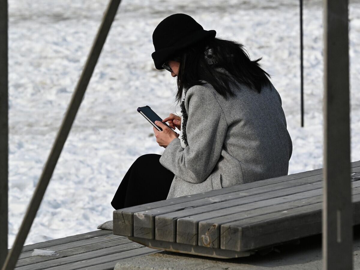    Девушка со смартфоном | © РИА Новости / Виталий Аньков