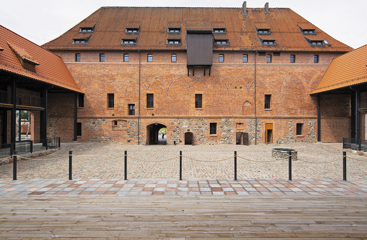 В течение десятилетий жители Гвардейска и туристы могли видеть замок Тапиау только издали – в нем располагалось исправительное учреждение. Сегодня исторический объект не только доступен и открыт, но стал центром культурной жизни и социальной активности