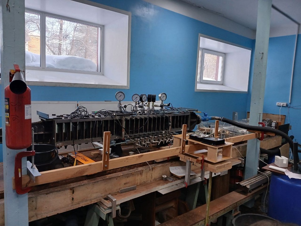    Стенд для моделирования процессов в гидроразрыве скважины. Фото: Георгий Батухтин