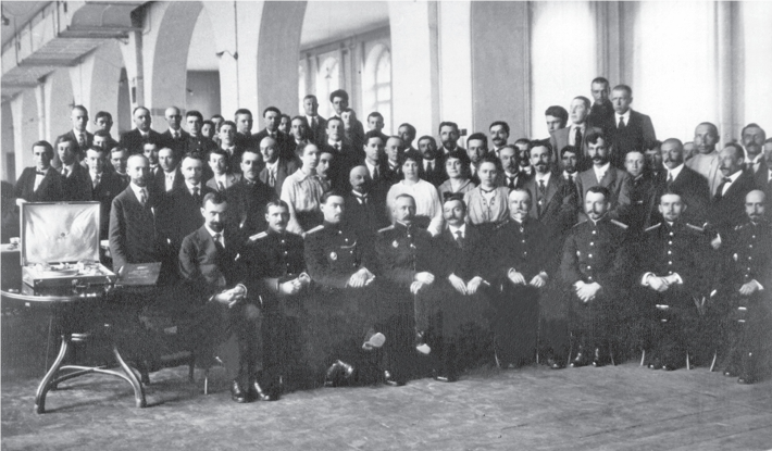 Коллектив объединённого судостроительного бюро на Балтийском заводе. В первом  ряду (сидят): второй слева — С.Т. Яковлев,  третий — помощник начальника бюро А.И. Маслов, правее — помощник начальника завода П.Е. Беляев.  1913–1914 годы. Из фото фонда ЦВММ