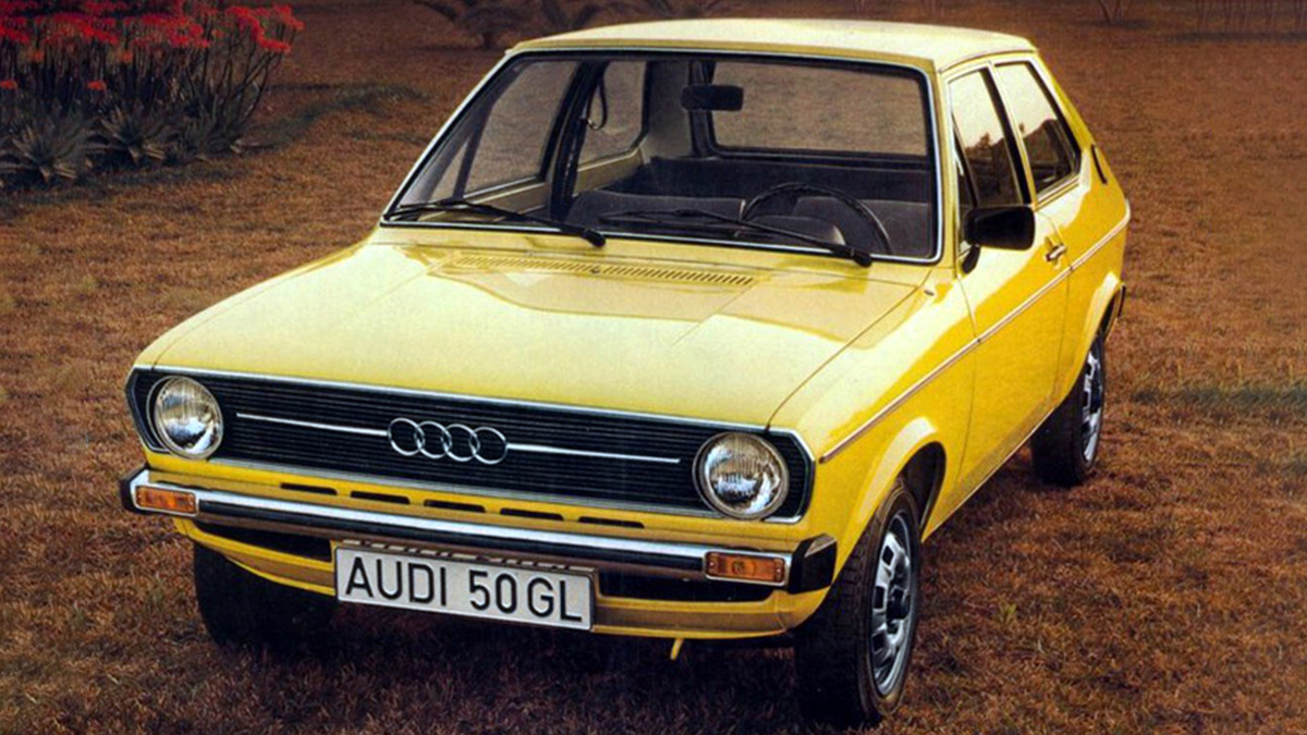 Audi 50 в улучшенной комплектации GL можно было распознать по хромированным декоративным элементам, резиновым накладкам на бамперах и нарядным стальным колесам имитирующим «литье»