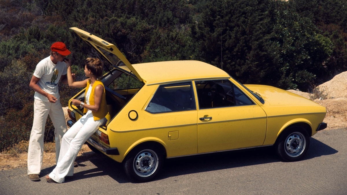 Если сложить заднее сиденье, объем пространства багажника вырастал до 685 литров. Это позволяло перевозить небольшую мебель или бытовую технику, что для микролитражки тех лет было большой редкостью 