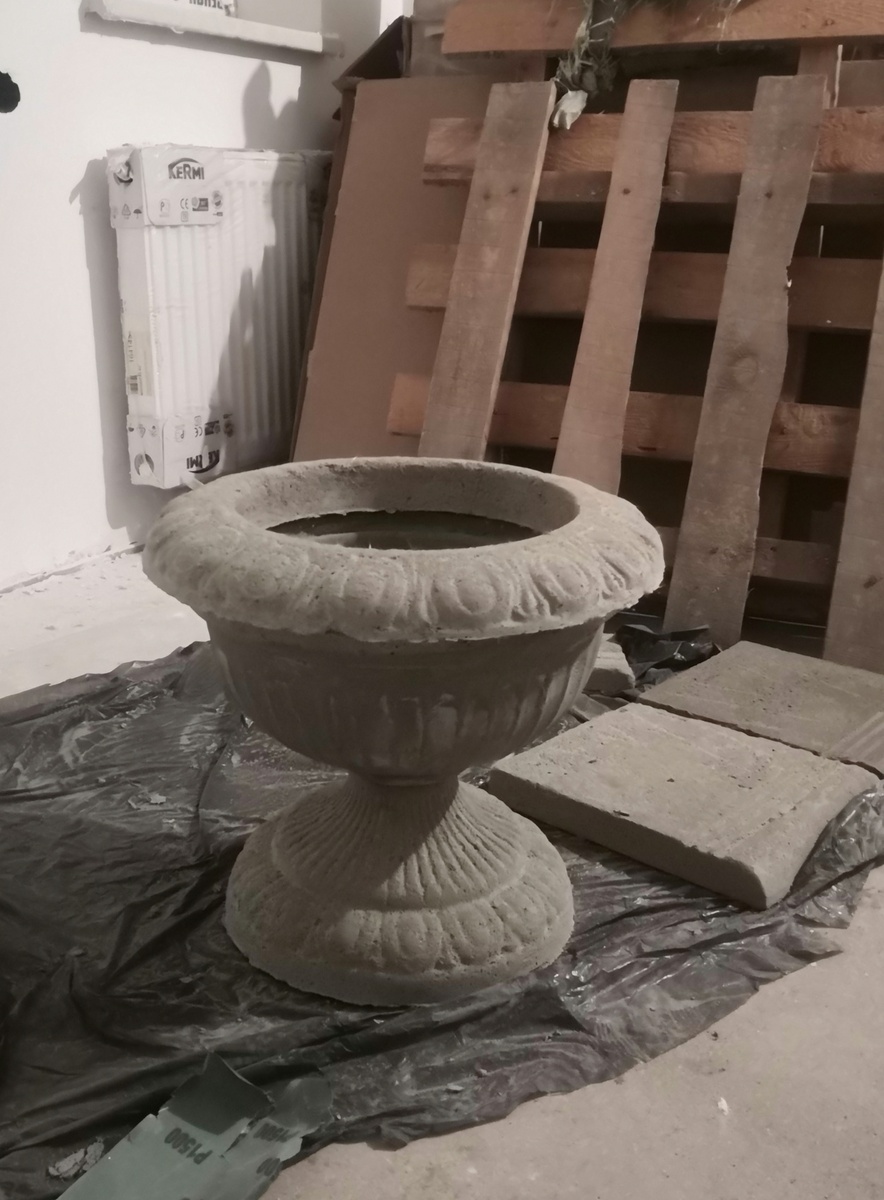 вазон у входа символизирует процветание и уют, растения в вазонах привлекают позитивную энергию