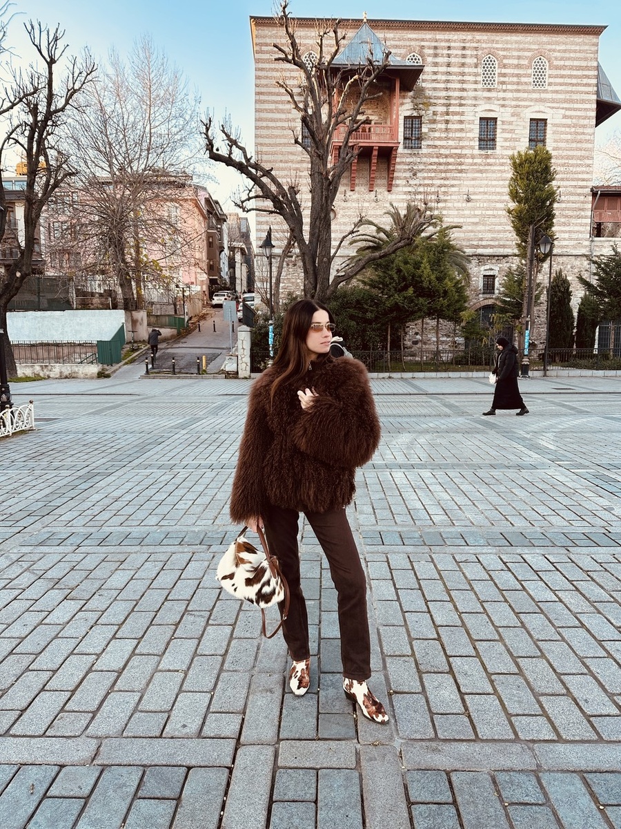    Образы звезд комментирует журналист KP.RU, дипломированный стилист Ольга Родина. На фото — с сумкой из натуральной кожи от бренда Le-Vertige. личный архив