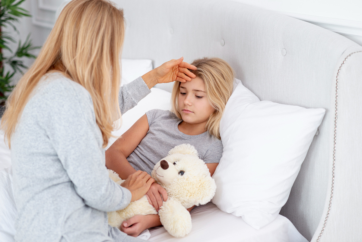 Источник изображения: https://ru.freepik.com/free-photo/careful-mother-checking-daughter-temperature_5881573.htm#fromView=search&page=2&position=7&uuid=9f22f0bf-9065-425b-a3f7-38da69200e99&query=%D1%80%D0%B5%D0%B1%D1%91%D0%BD%D0%BE%D0%BA+%D0%B1%D0%BE%D0%BB%D0%B5%D0%B5%D1%82