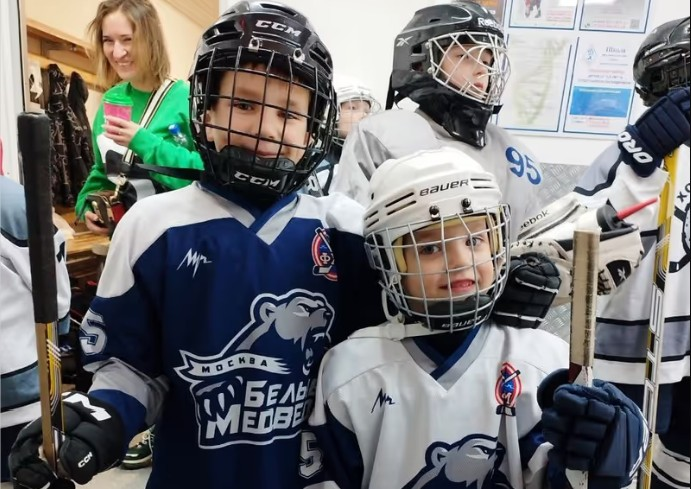 Федор и Николай – из большой семьи, где воспитывают 10 детей. Ребята стали участниками проекта Правительства Москвы «Давай ДруЖИТЬ!».