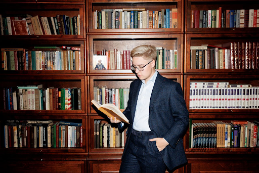 Марина на фоне домашней библиотеки / Фотография из семейного архива