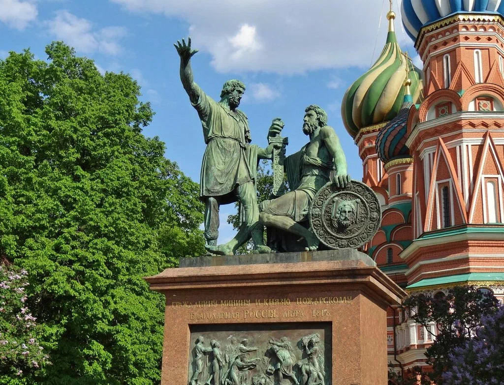 Памятник Минину и Пожарском на Красной Площади в Москве