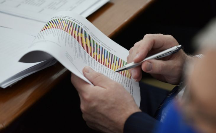 Рука с шариковой ручкой и листом бумаги. Фото: akzs.ru