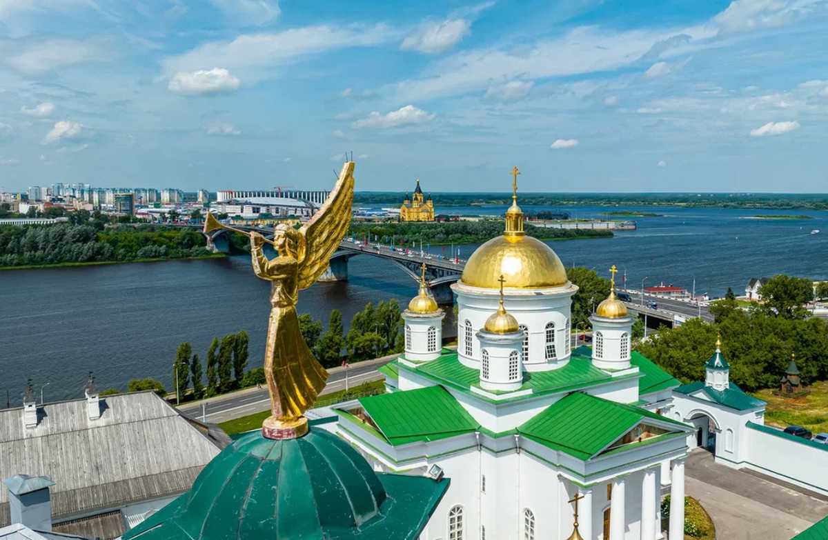 Золочёная фигура ангела-хранителя на здании Нижегородской духовной семинарии у Благовещенского монастыря