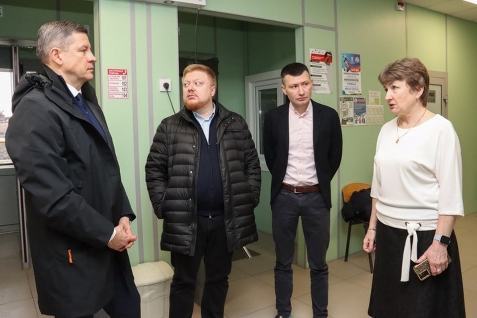    Егор Ковальчук проверил качество ремонта школ в Лутугинском районе. ФОТО: Правительство ЛНР