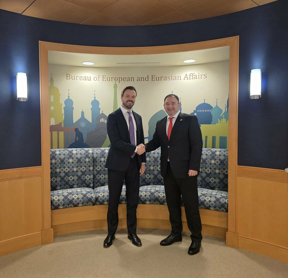 Глава парламентской делегации Грузии Николоз Самхарадзе и директор Бюро по делам Европы и Евразии Госдепартамента США Брендан Ханрахан, 3 марта 2026г.