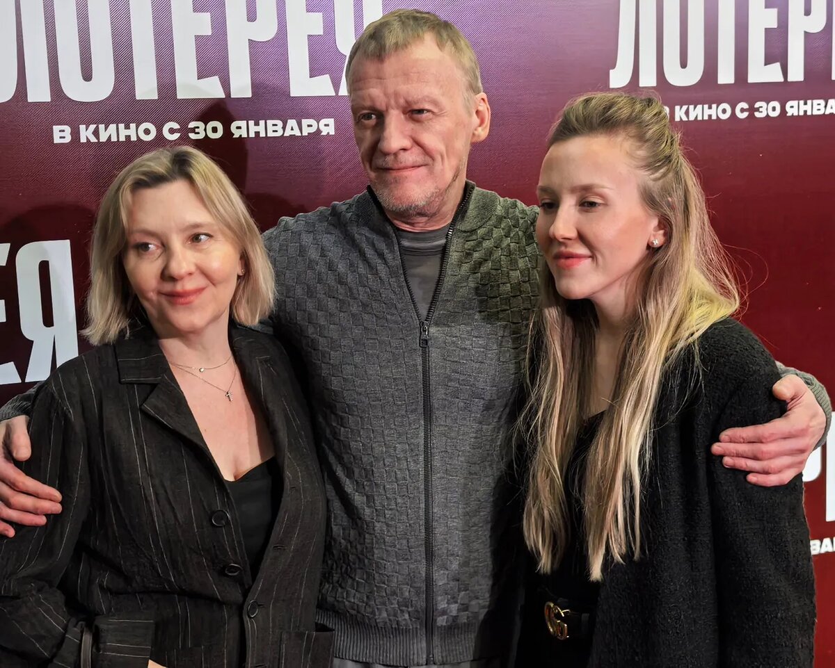 Алексей Серебряков с женой и приемной дочерью. Фото: КП