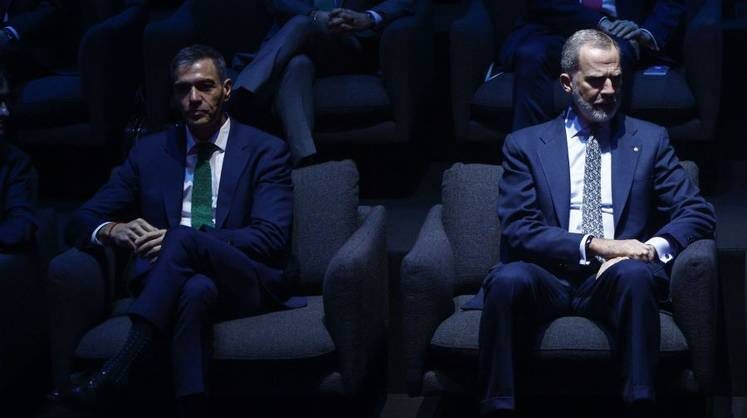    EPA/ТАСС Автор: Quique Garcia Премьер-министр Испании Педро Санчес (слева) и король Испании Филипп VI