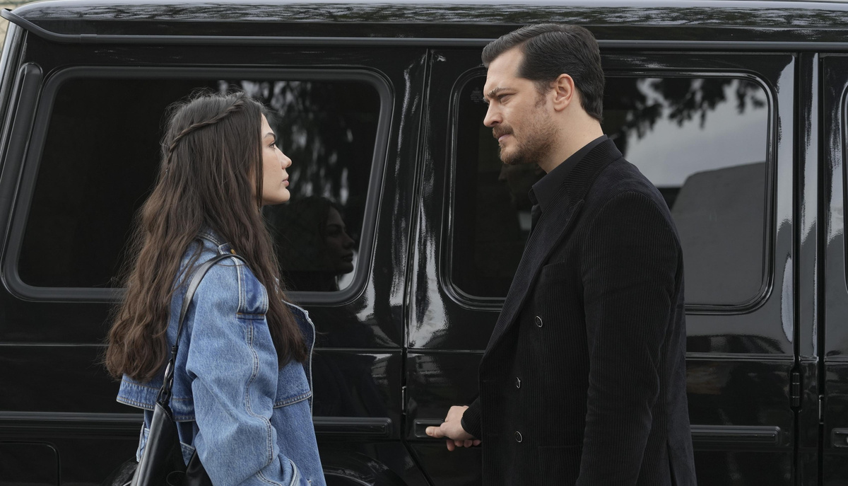 Чагатай Улусой и Демет Оздемир. Кадр из сериала "Мечта Эшрефа". 