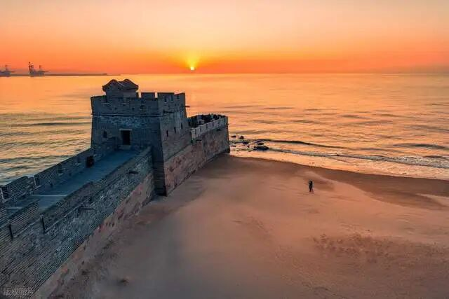 Лао Лунтоу (участок Великой китайской стены, подходящий к морю, пров. Хэбэй КНР). Источник: Вичат.