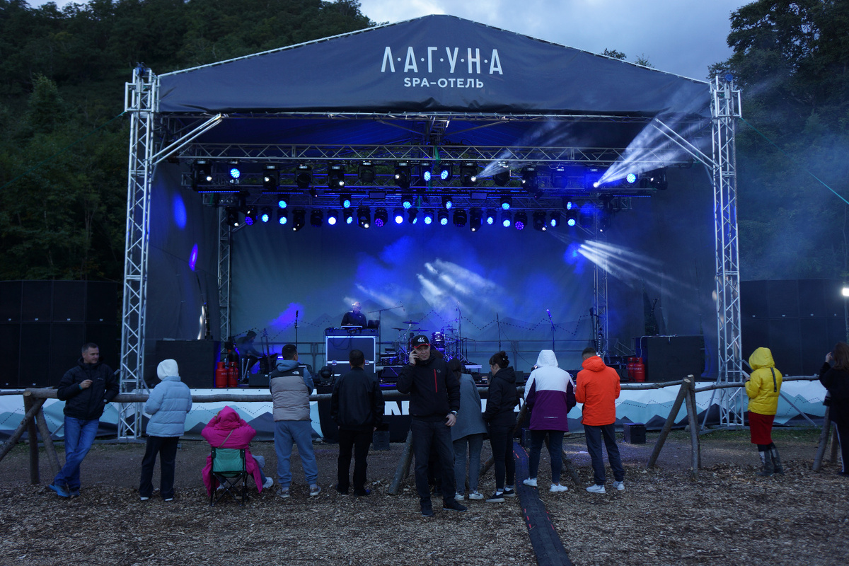 Сценический комплекс  9,0 х 18,0, установленный нами на Камчатке