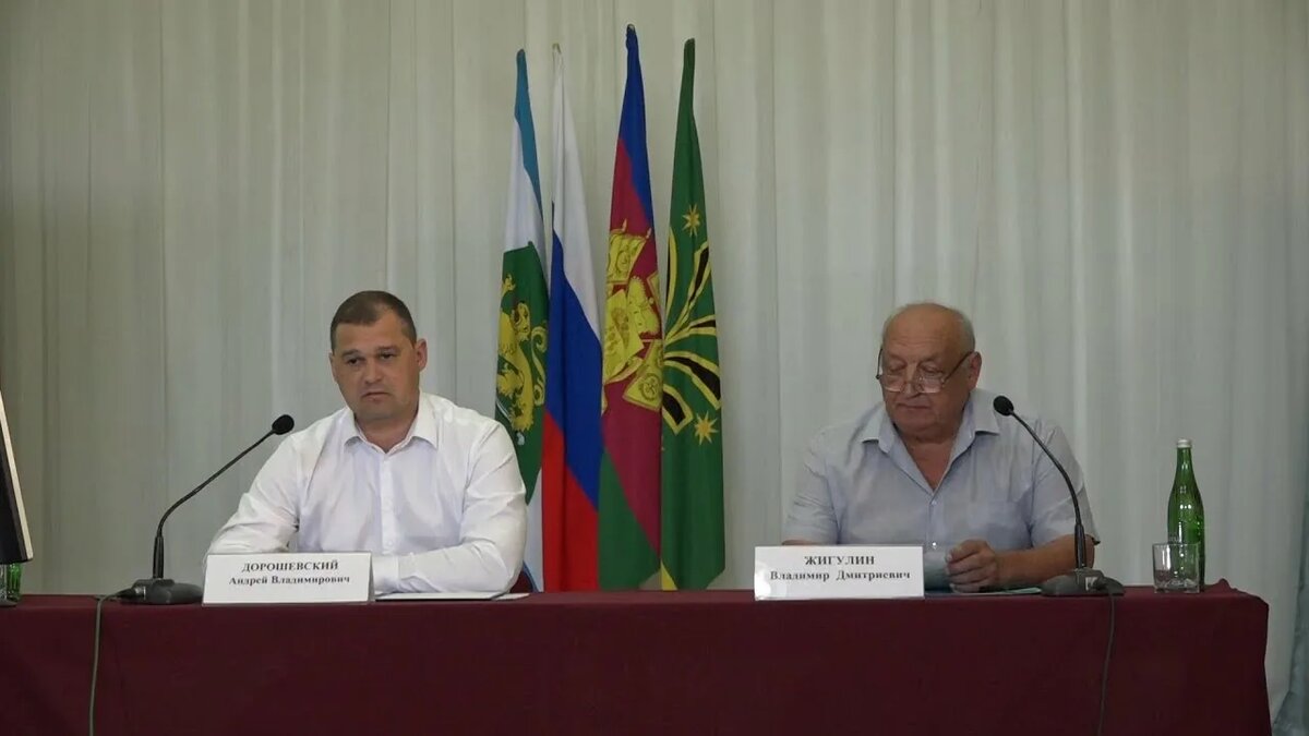 Предыдущий глава городского поселения Владимир Жигулин (справа)