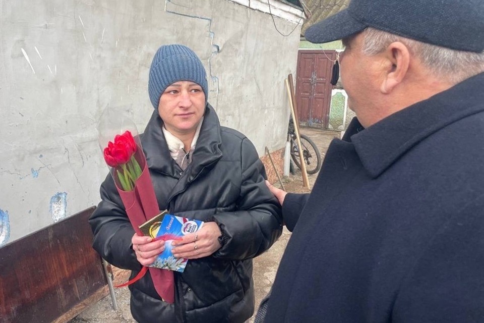    В Мангуше с наступающим 8 Марта поздравили мам, воспитавших защитников Донбасса. Фото: ЕР в Мангуше