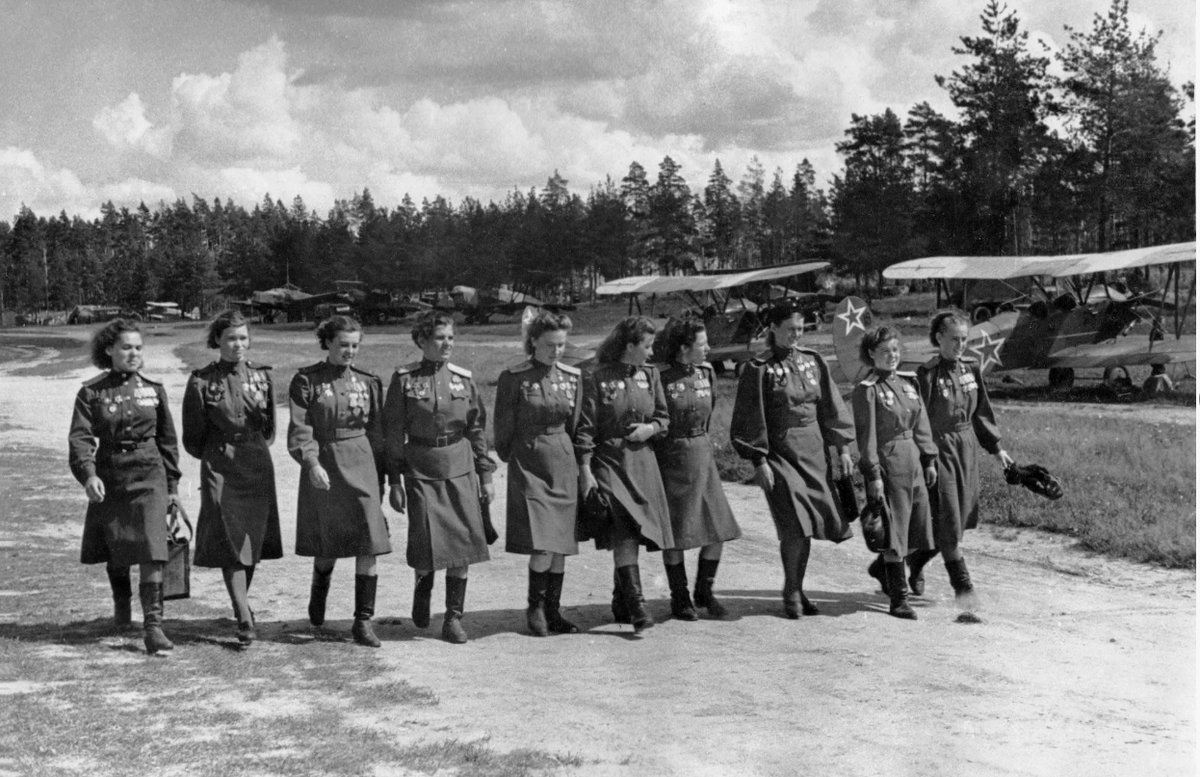 Летчицы 46-го гвардейского ночного бомбардировочного авиационного полка
