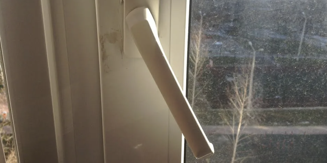 Ручка на пластиковом окне не закрывается до конца? Хватит их ломать – показываю, как исправить за 2 минуты