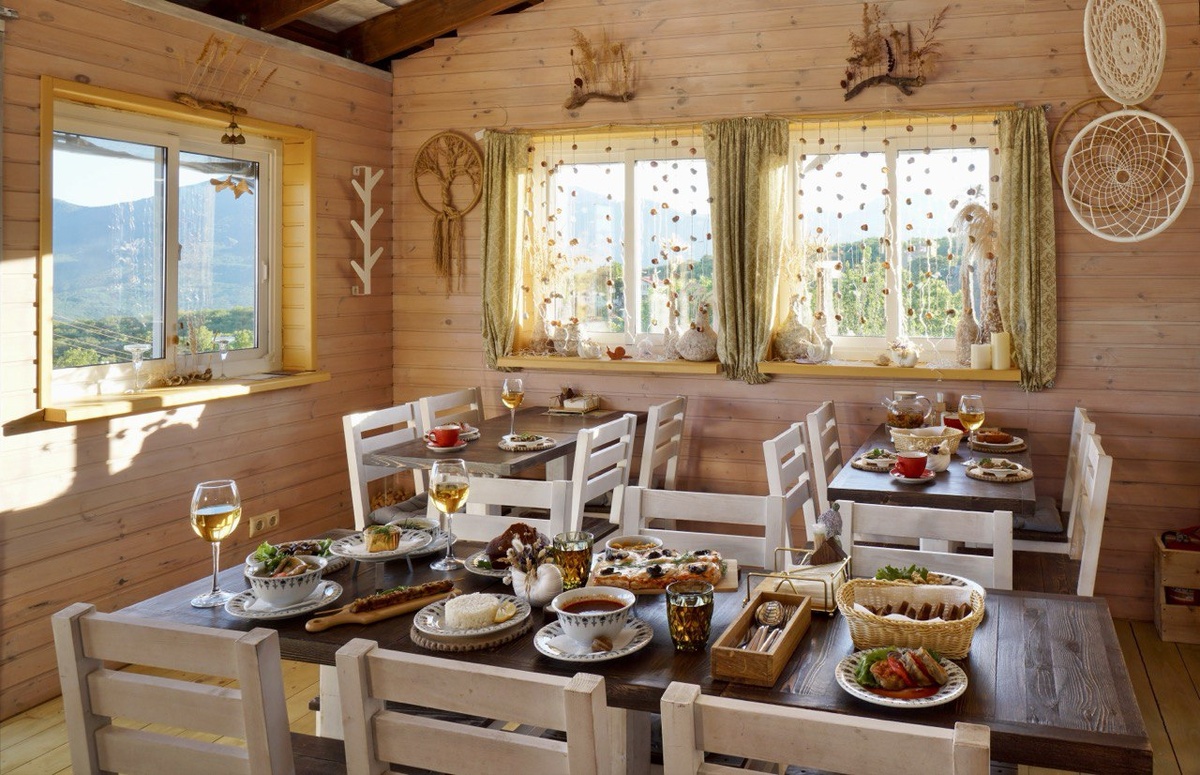 Изысканная кухня: Попробуйте наши фирменные блюда из свежего улиточного мяса, приготовленного по уникальным рецептам, сочетающим традиционные крымские продукты и современные технологии приготовления пищи. А на десерт: омолаживающее мороженое из муцина. 
