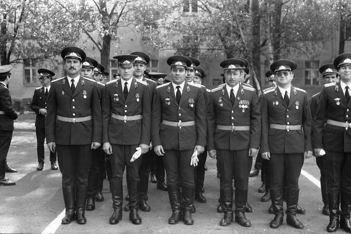 Отцы-командиры гв.20МСД (ГСВГ, Гримма) в какой-то праздник. Фото Вячеслава Аввакумова...