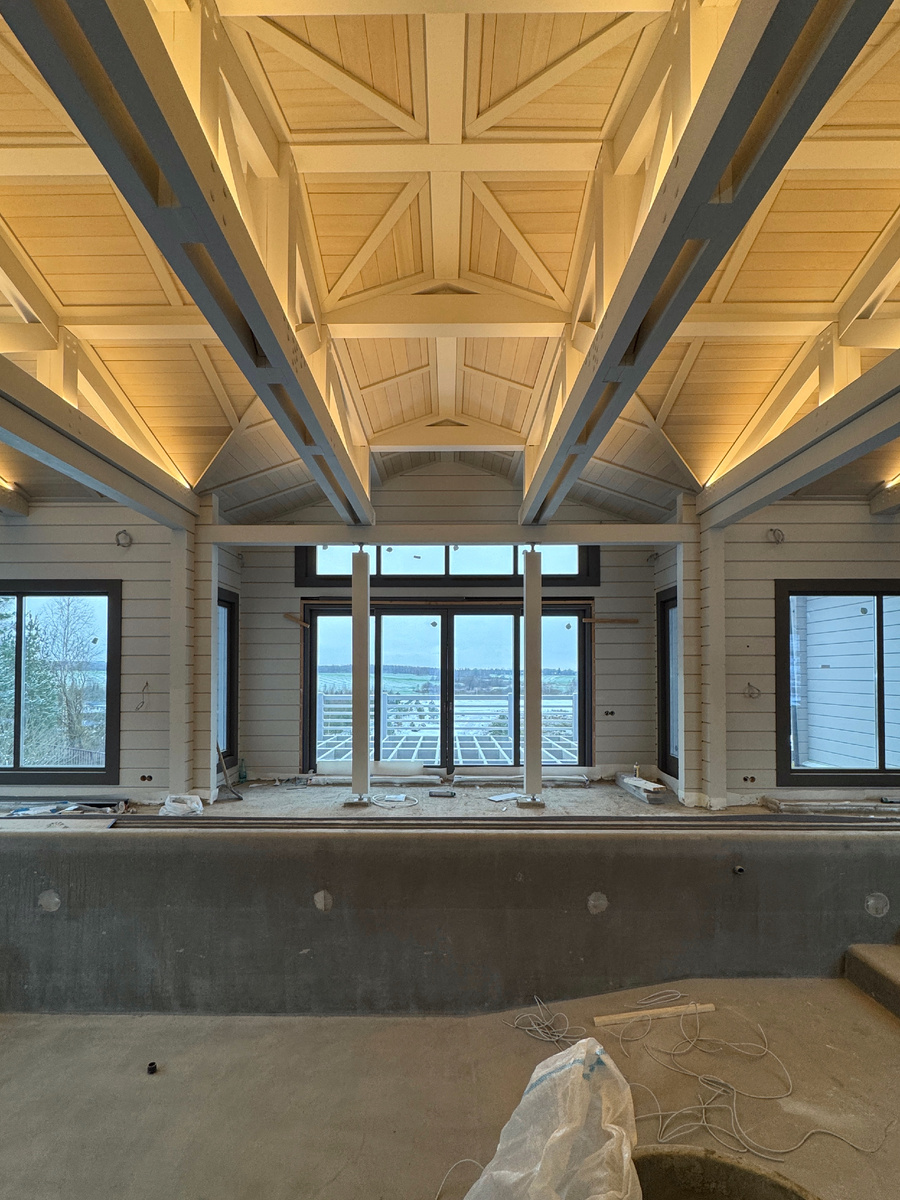 Фермы с подсветной обрамляют потолк бассейна 