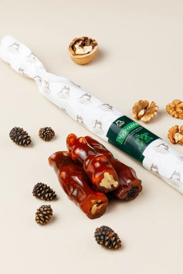 Чурчхела сосовя с грецким орехом и сосновой шишкой.