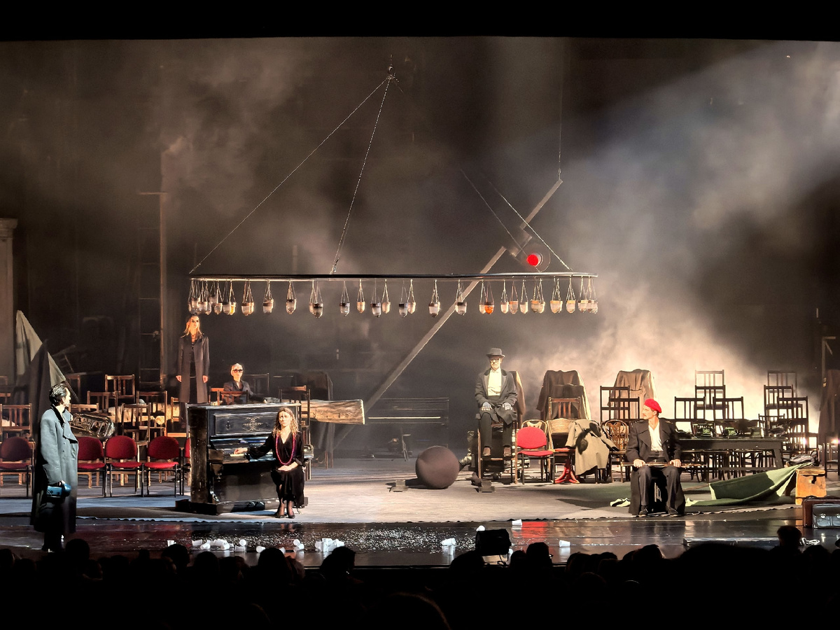 Это тот самый момент спектакля, когда кажется, что время остановилось и зритель становится частью таинственного театрального пространства, наполненного эмоциями, тайнами и предчувствием важной развязки.