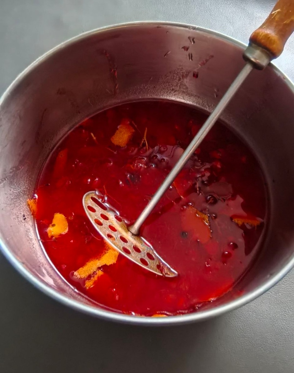 Разминаем ягоды