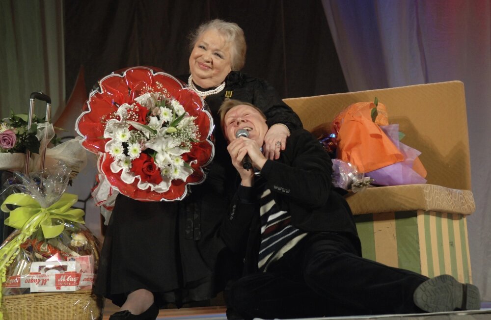    Заслуженная артистка России Наталья Крачковская на сцене Государственного театра «Киноактера» во время празднования своего юбилея. Справа — киноактер Юрий Чернов. Фото: РИА Новости/ Владимир Вяткин