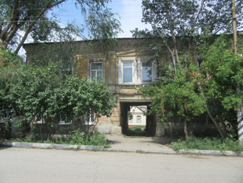 Дом уцелевший по  ул. Гоголя на участке между улицами Радищева и Мясницкой.
