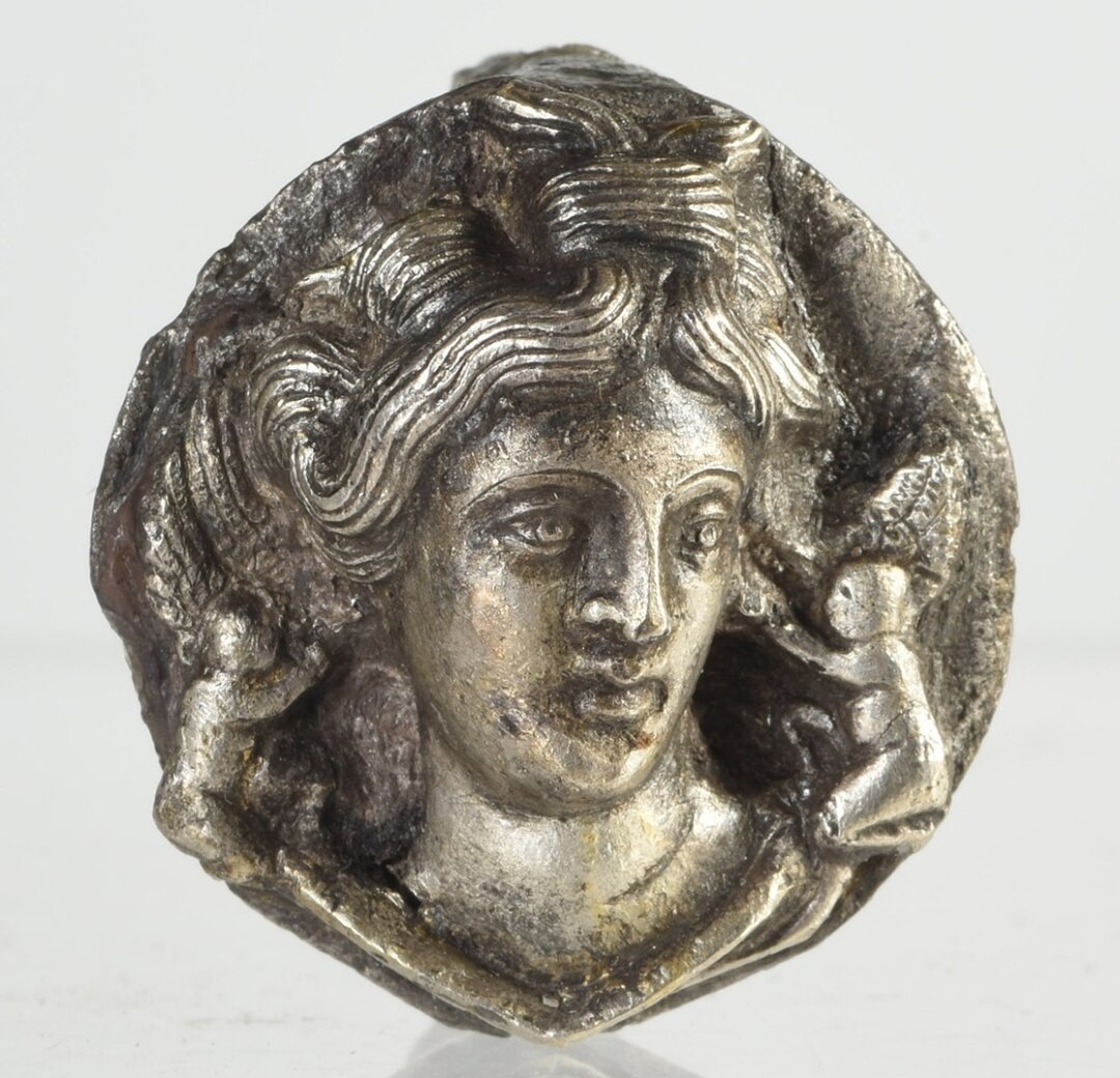    Перстень с рельефным изображением Афродиты и двух Эротов. Серебро. Нач. III в. до н.э. Фото: Изображения предоставлены «Собака.ru» пресс-службой Эрмитажа